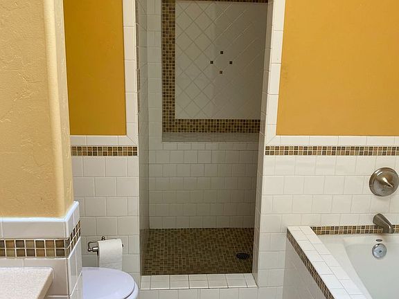 5th image of 630 E 1st St #1