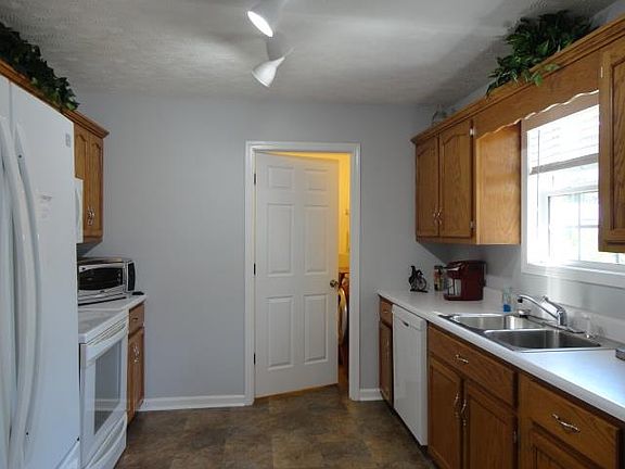 3rd image of 1046 Pinnacle Way