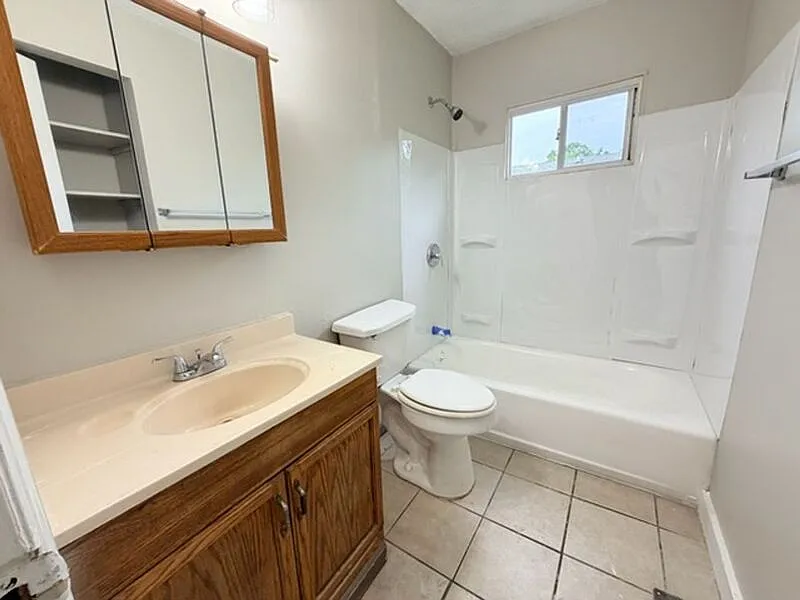 3 bed, 1.0 bath, 912 sqft, $949 — Photo 3
