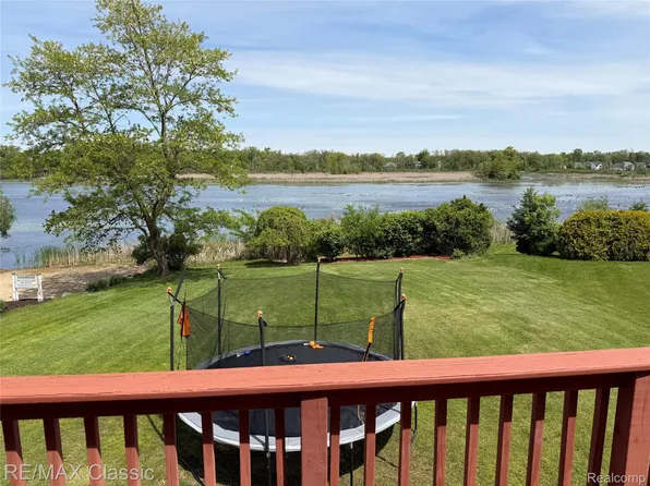 1953 Twin Sun Cir, Commerce Township, MI 48390