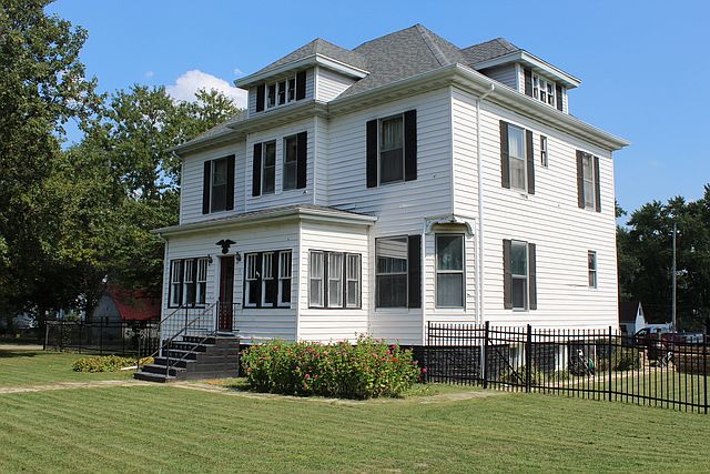 1st image of 115 N Poplar St