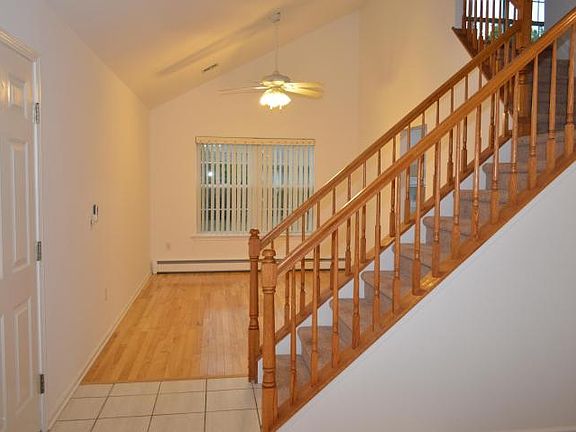 3rd image of 2402 Woodbine Ln