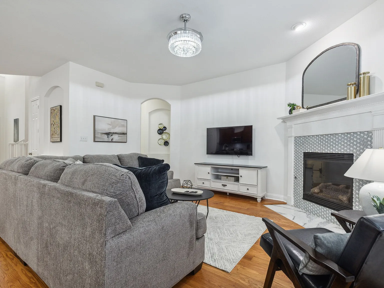 4 bed, 3.5 bath, 3181 sqft, $9,720 — Photo 4