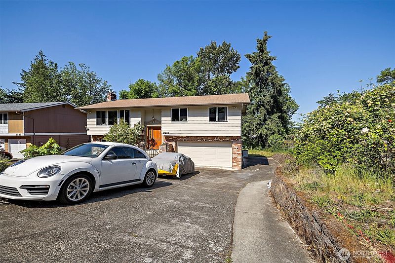 4th image of 2521 Talbot Crest Drive S