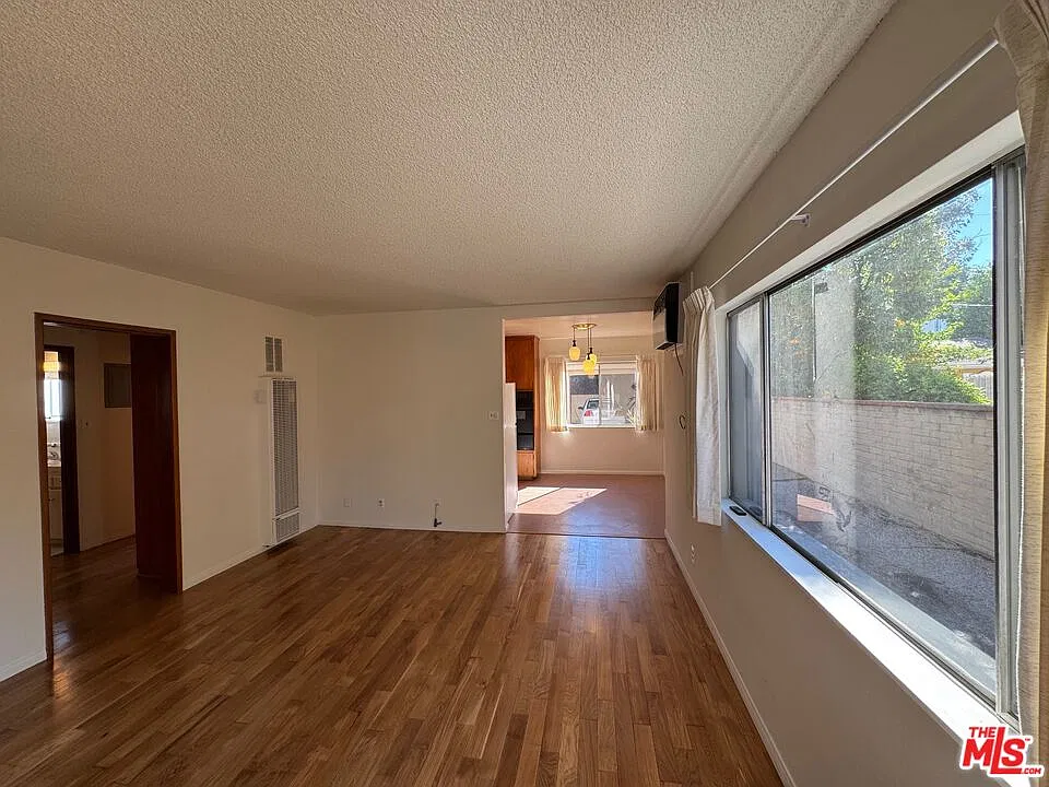 2 bed, 1.0 bath, 932 sqft, $3,020 — Photo 3