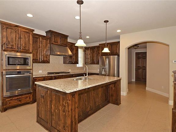 5th image of 608 Highwood Trl