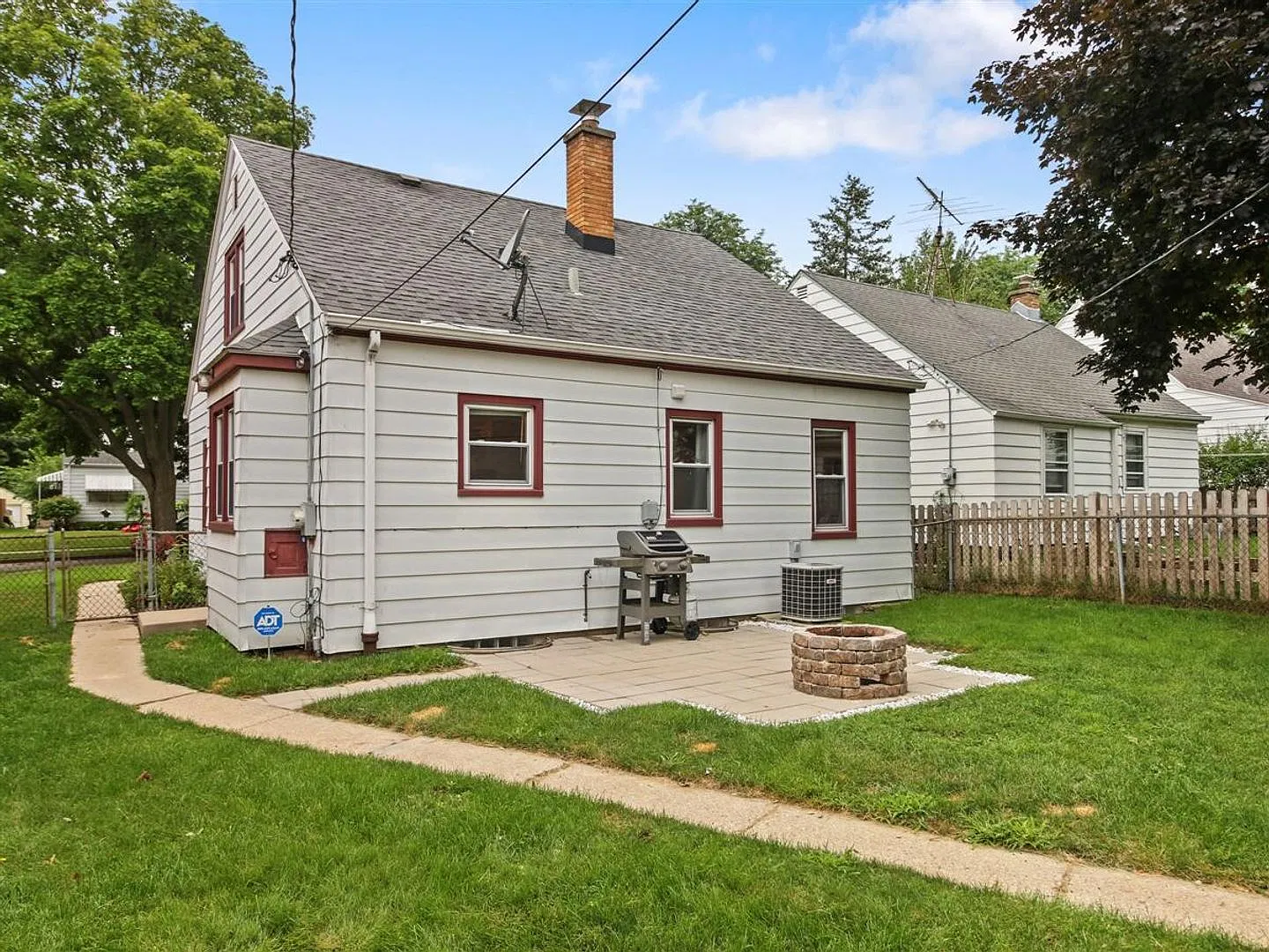 Charming 3-Bedroom Single-Family Home Hardwood Floors, Central Air & Garage — Photo 2