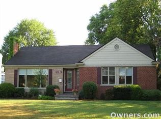 1280 S Oxford Rd, Grosse Pointe Woods, MI 48236