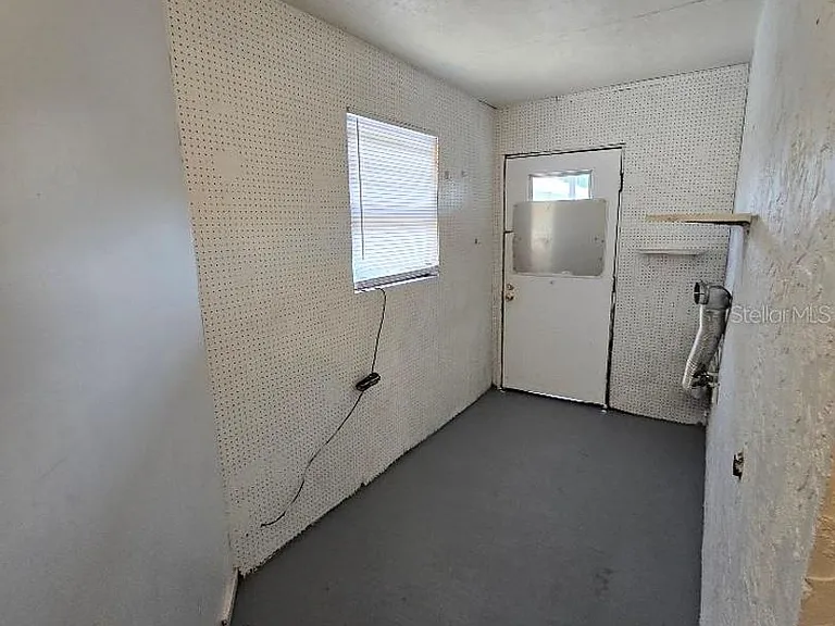 770 E North St — Photo 13