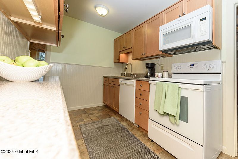 5th image of 176 Adams Street
