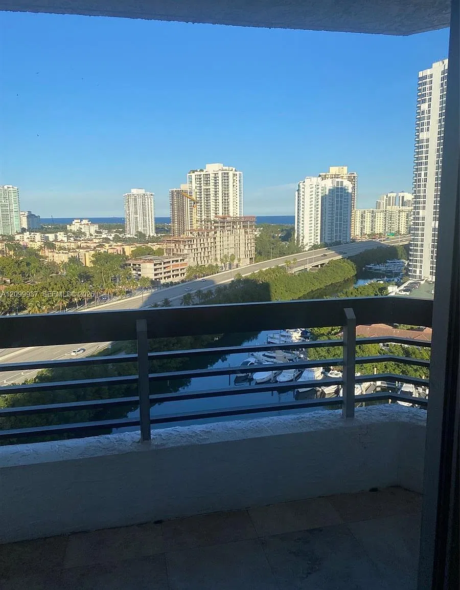 Mystic Pointe Tower 600 C — Photo 4