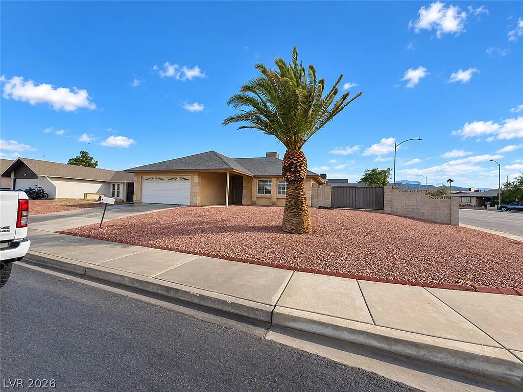 3 bed, 2.0 bath, 1008 sqft, $1,860 — Photo 2
