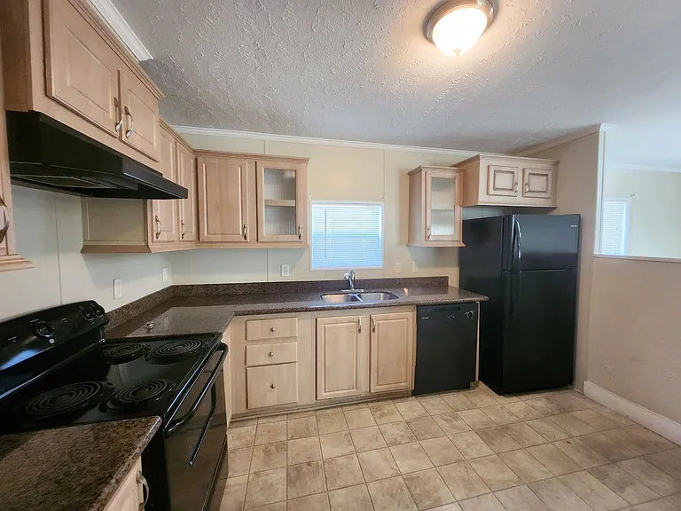 811 N D St — Photo 8