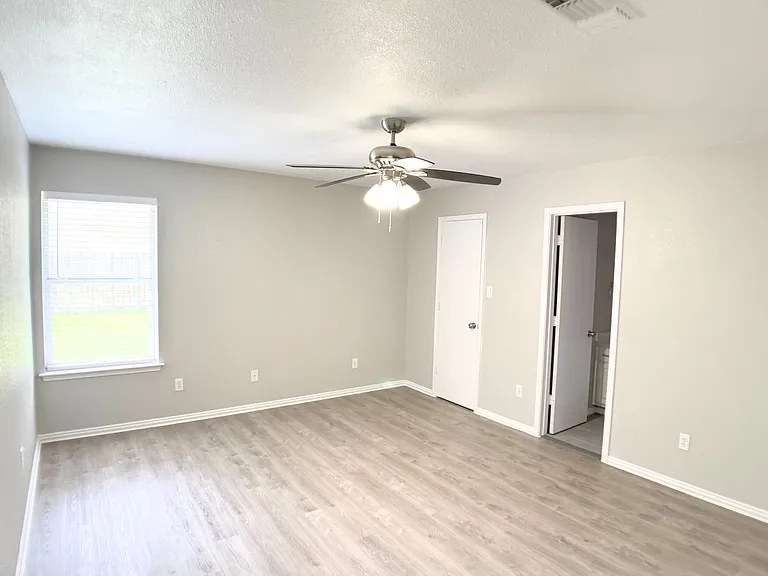 3913 Periwinkle Dr — Photo 9