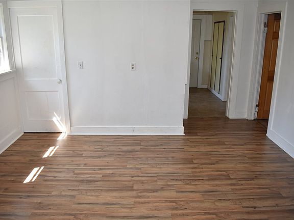 5th image of 819 Fournie St