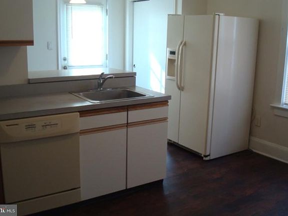 4th image of 131 Randall Ave