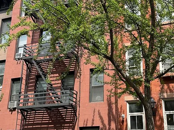 415 W 46th St APT 2D, New York, NY 10036
