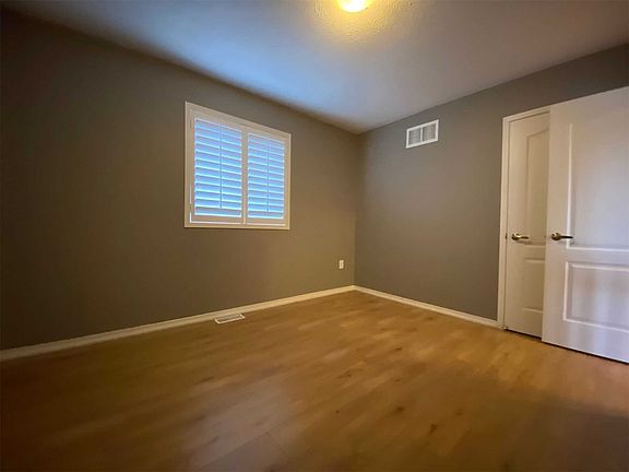 2nd image of 3041 Caulfield Cres