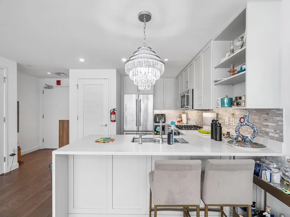 800 Avenue At Port Imperial image 4 of 28