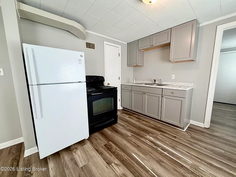 206 N Oak St #8 — Photo 3