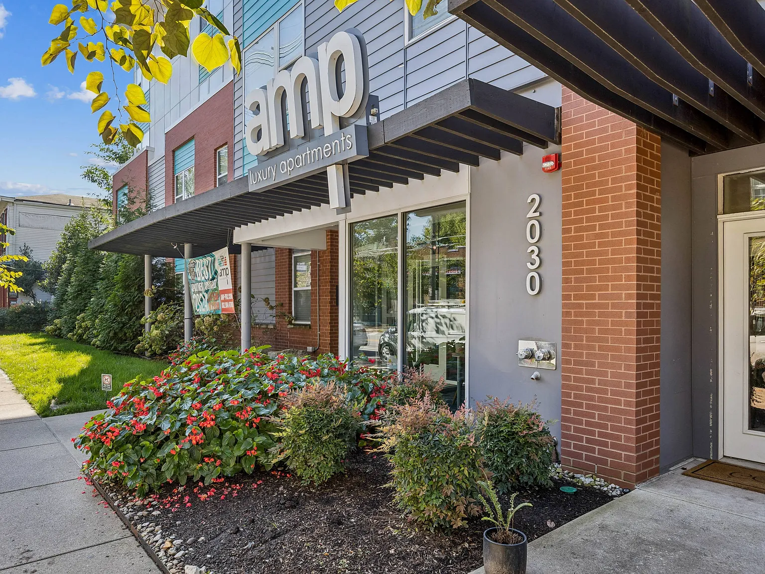 AMP Luxury Apartments — Photo 1