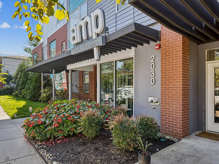 AMP Luxury Apartments — Photo 1