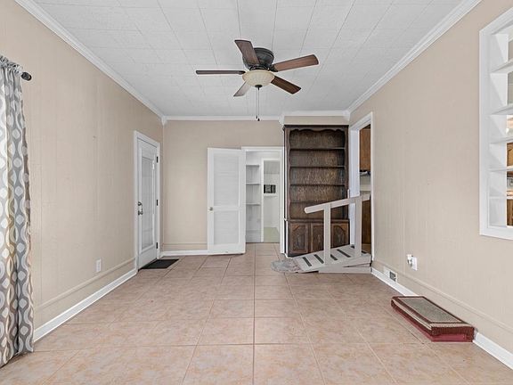 5th image of 2406 Carlyle St