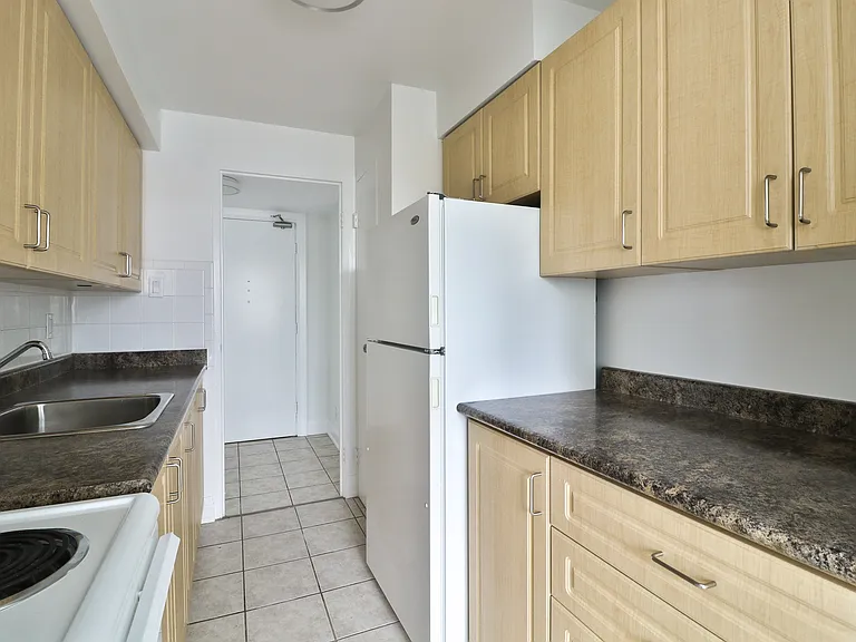 484 Avenue Rd — Photo 7