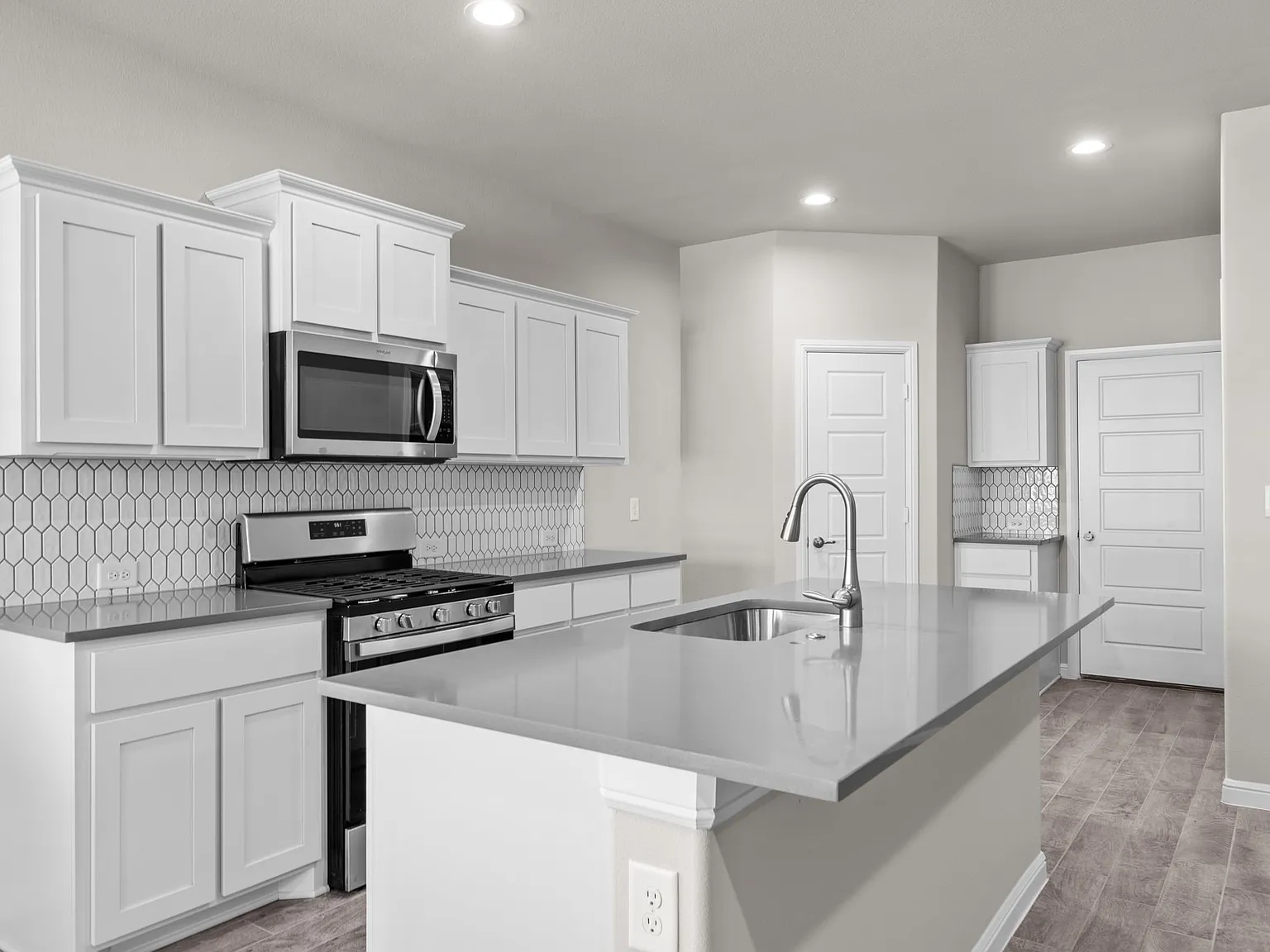 4 bed, 1980 sqft, $3,200 — Photo 4