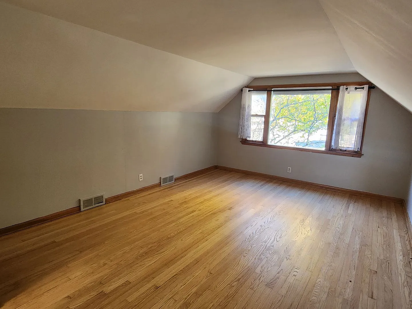 2 bedroom upper — Photo 3