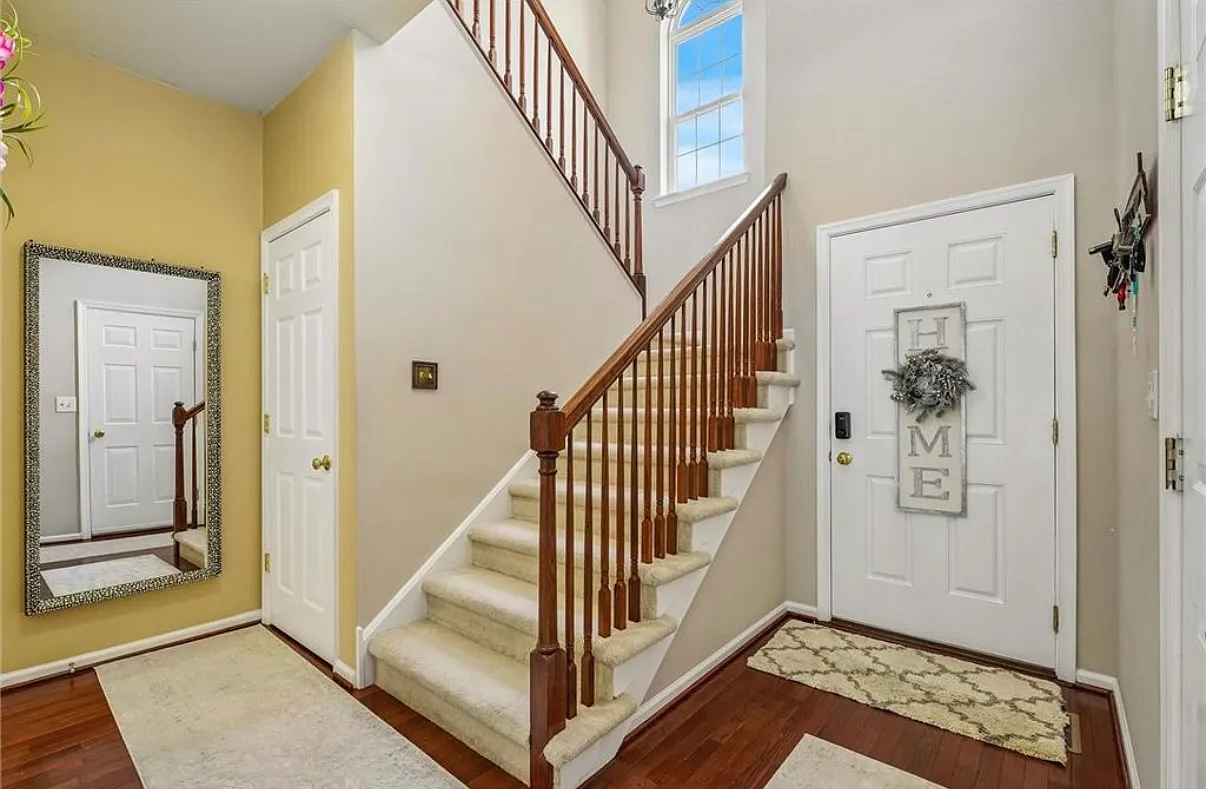 3 bed, 2456 sqft, $2,999 — Photo 2