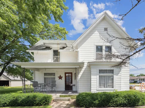 848 E Main St, Manchester, IA 52057