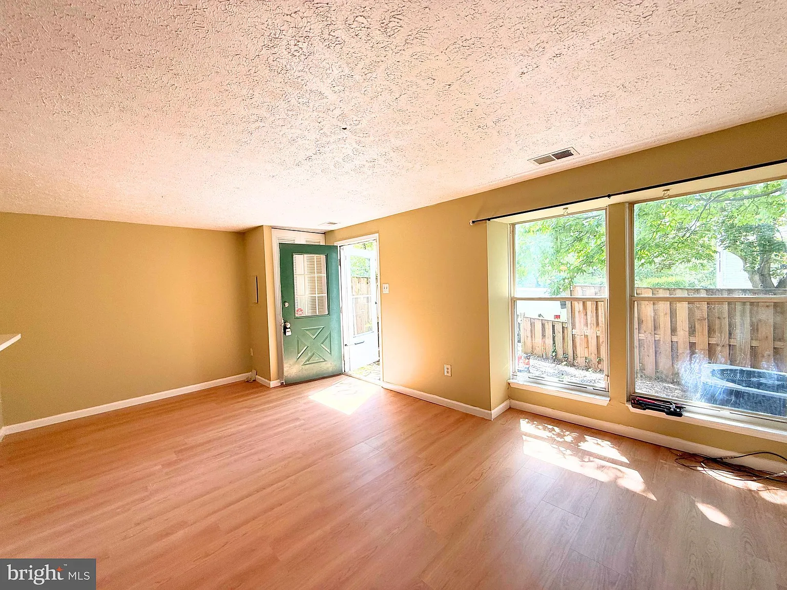 3 bed, 2.5 bath, 1607 sqft, $2,450 — Photo 3