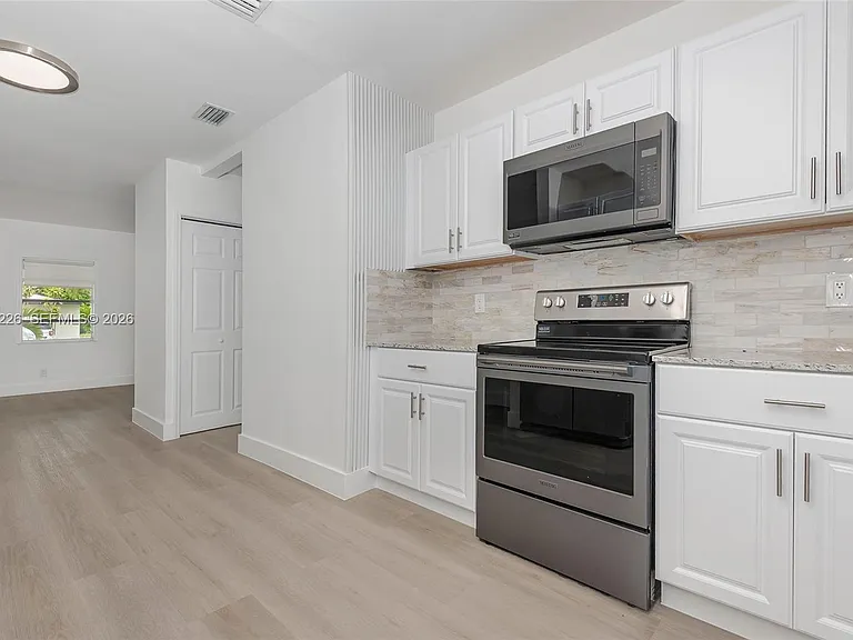 100 SW 58th Ave — Photo 4