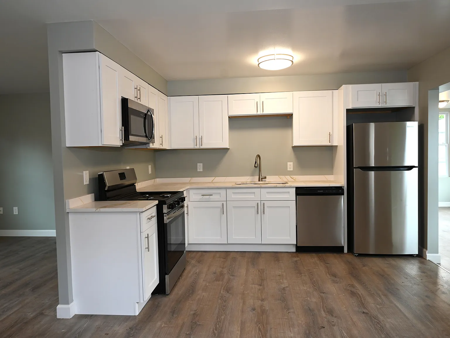 3 bed, 1217 sqft, $2,100 — Photo 2
