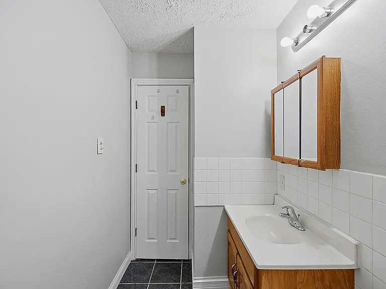 2903 Roslyn Dr — Photo 5