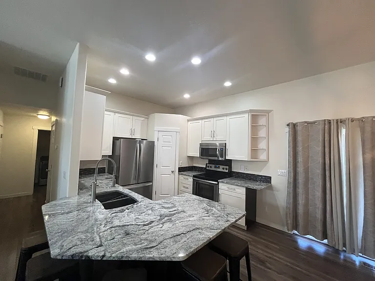 1820 W Camelot Dr — Photo 6