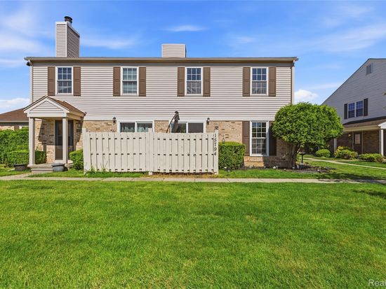 15794 Charleston Dr, Clinton Township, MI 48038