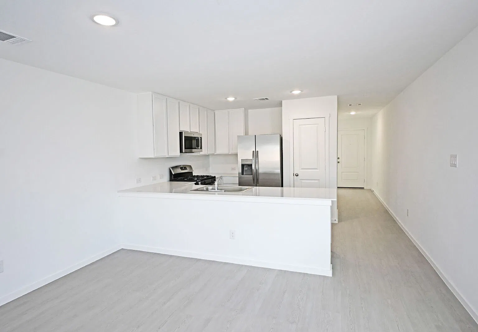 3 bed, 2.0 bath, 1402 sqft — Photo 3