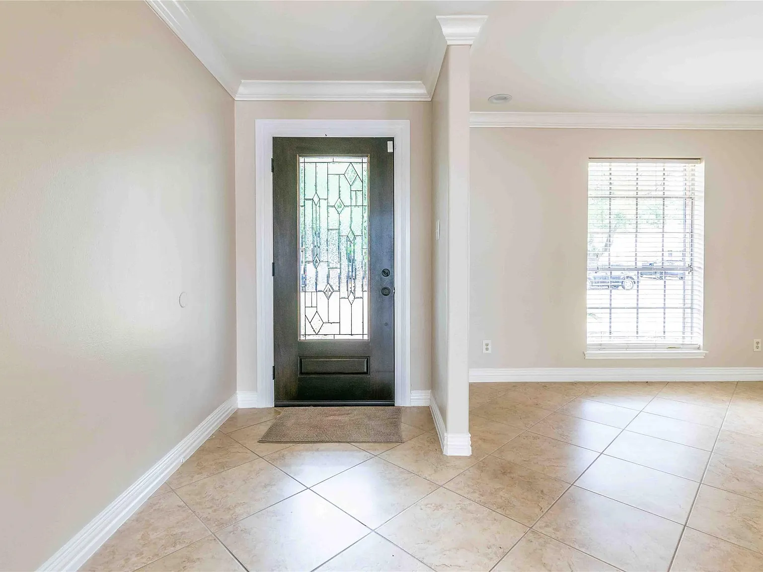 4 bed, 2.0 bath, 2057 sqft, $2,500 — Photo 2