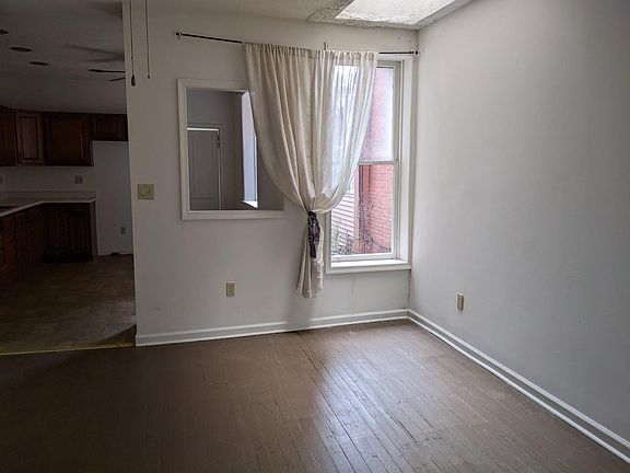Dining room ( kitchen is behind)