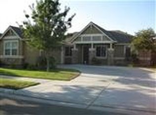 1556 Bellflower St, Kingsburg, CA 93631