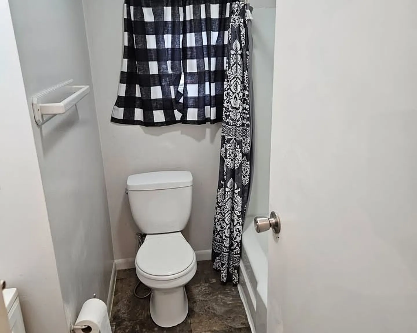 2 bedroom with fully fenced yard in bremerton, close to everything — Photo 4