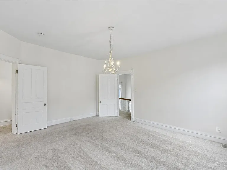 1723 Kinney Ave — Photo 23