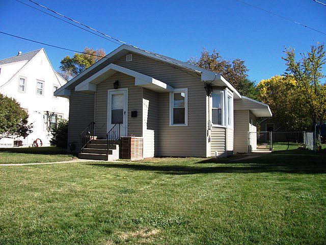 2nd image of 815 1st St SE