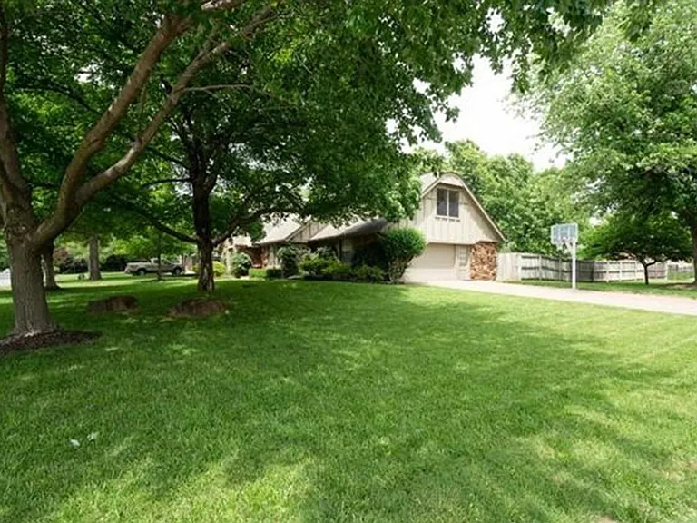 10641 S Sandusky Ave — Photo 4
