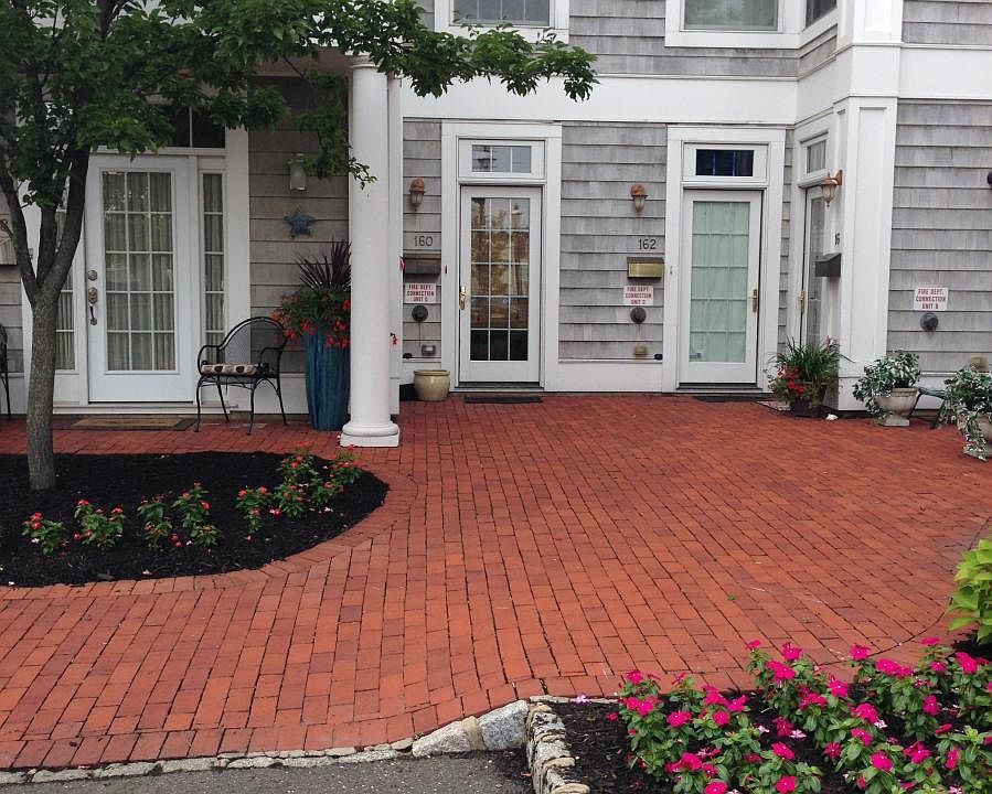 3 story townhouse with 2 parking spots