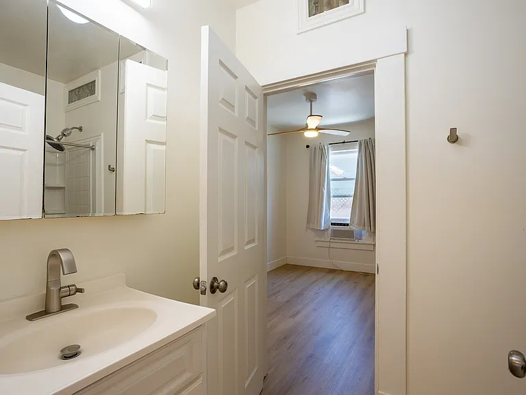 1012 Broadway St — Photo 7