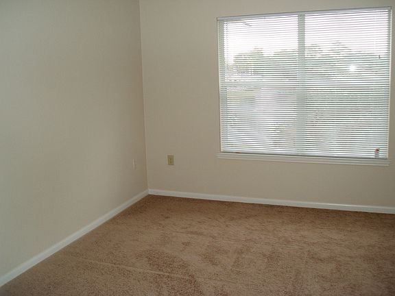 3rd image of 940 Village Trl Unit 5-304