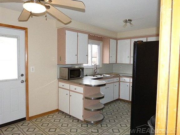 5th image of 22731 Lincoln St